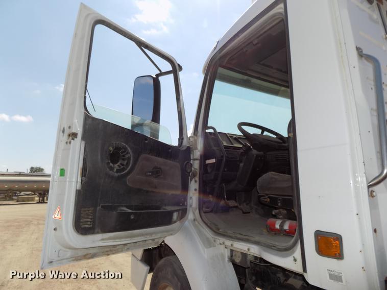 image for item DB8605 2000 Volvo VN semi truck