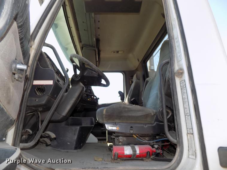 image for item DB8605 2000 Volvo VN semi truck