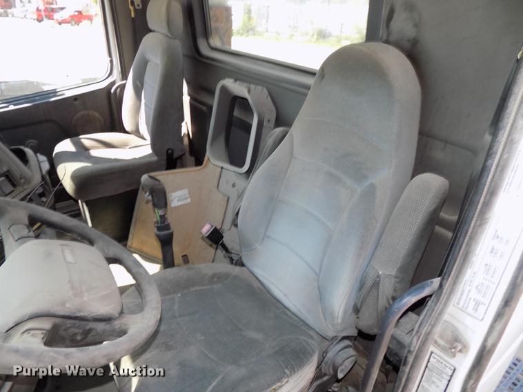 image for item DB8605 2000 Volvo VN semi truck