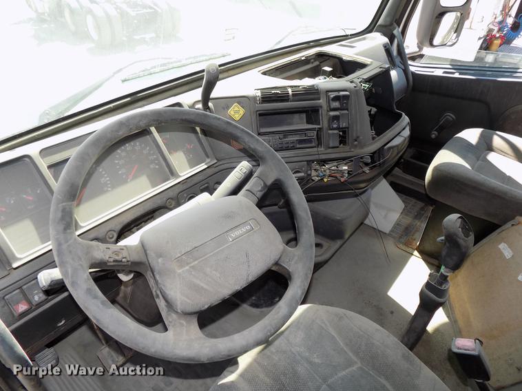 image for item DB8605 2000 Volvo VN semi truck