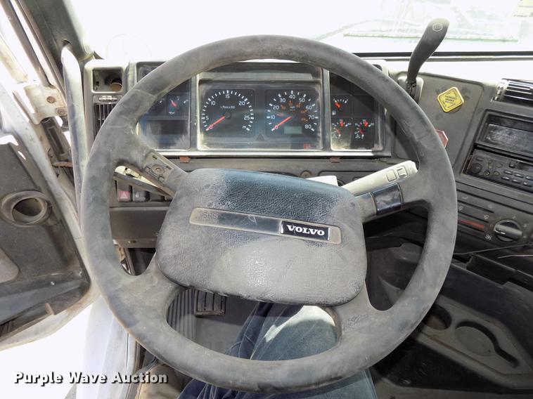 image for item DB8605 2000 Volvo VN semi truck