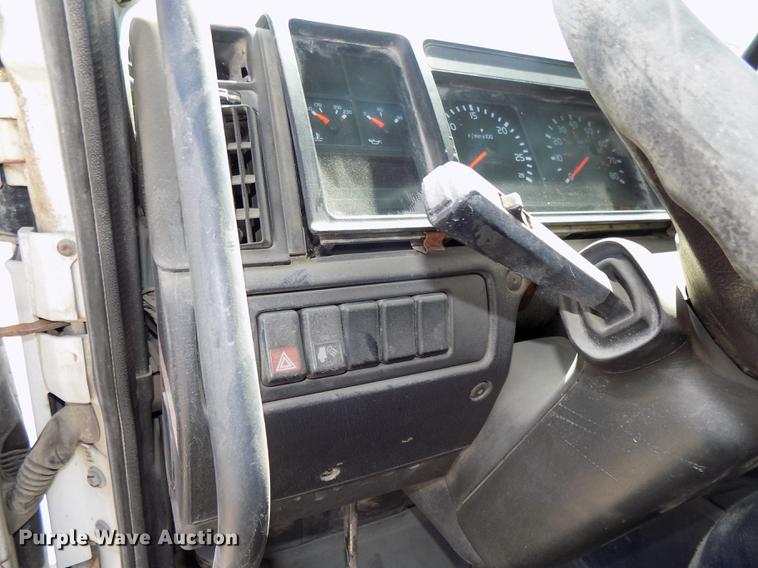 image for item DB8605 2000 Volvo VN semi truck