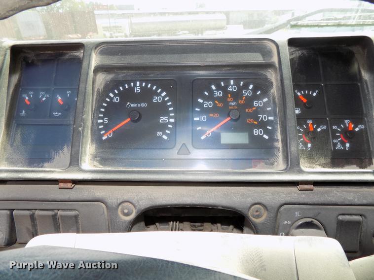 image for item DB8605 2000 Volvo VN semi truck