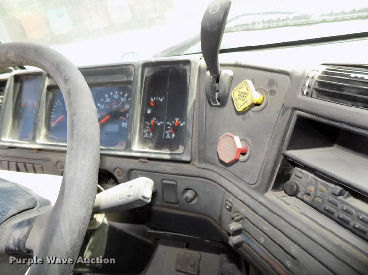 image for item DB8605 2000 Volvo VN semi truck