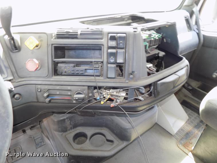 image for item DB8605 2000 Volvo VN semi truck