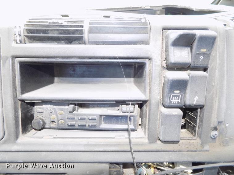 image for item DB8605 2000 Volvo VN semi truck