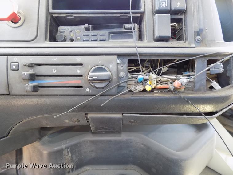 image for item DB8605 2000 Volvo VN semi truck