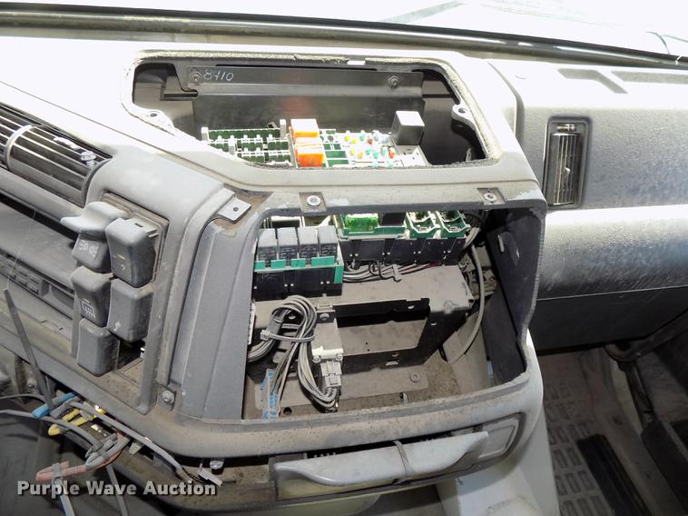 image for item DB8605 2000 Volvo VN semi truck