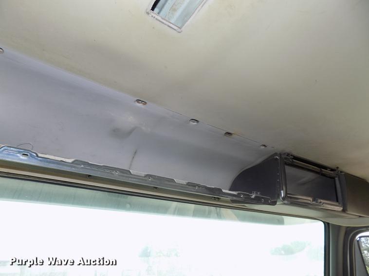 image for item DB8605 2000 Volvo VN semi truck