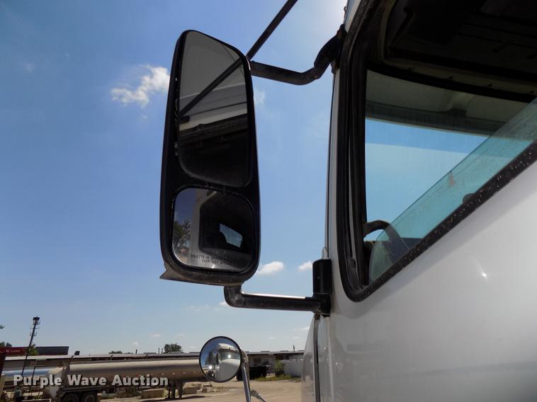 image for item DB8605 2000 Volvo VN semi truck