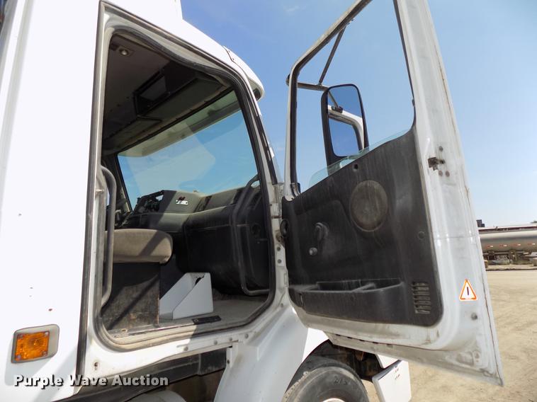 image for item DB8605 2000 Volvo VN semi truck