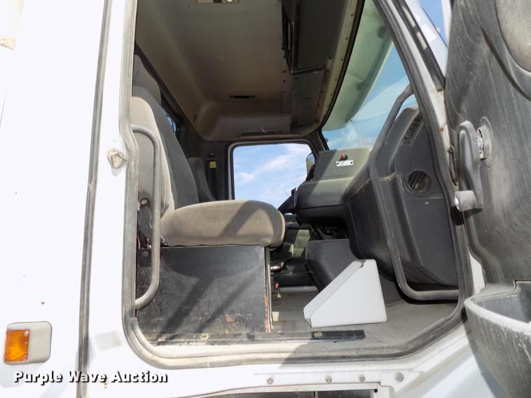 image for item DB8605 2000 Volvo VN semi truck