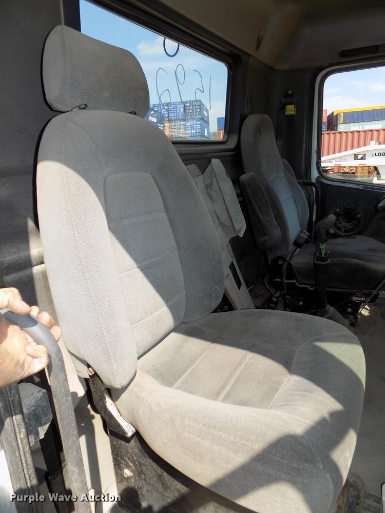 image for item DB8605 2000 Volvo VN semi truck