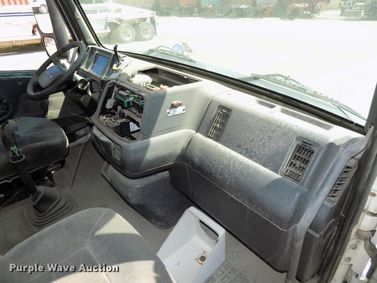 image for item DB8605 2000 Volvo VN semi truck