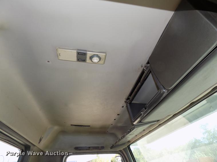 image for item DB8605 2000 Volvo VN semi truck