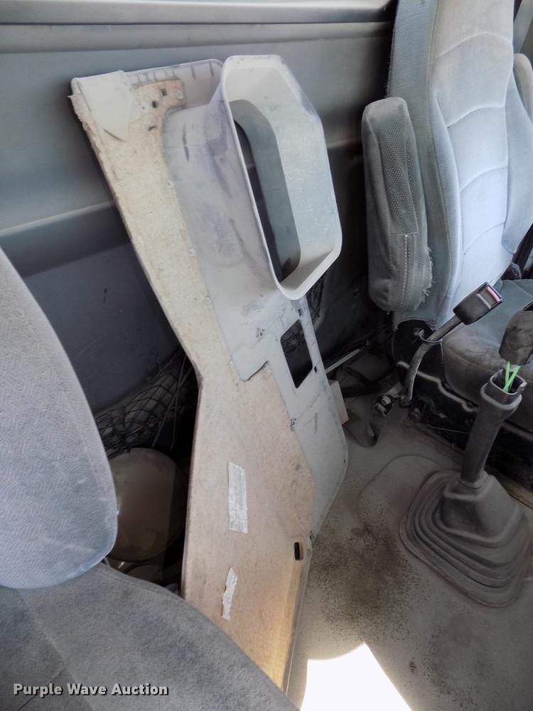 image for item DB8605 2000 Volvo VN semi truck