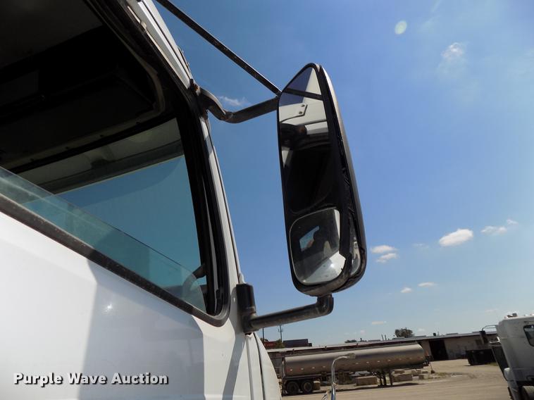 image for item DB8605 2000 Volvo VN semi truck