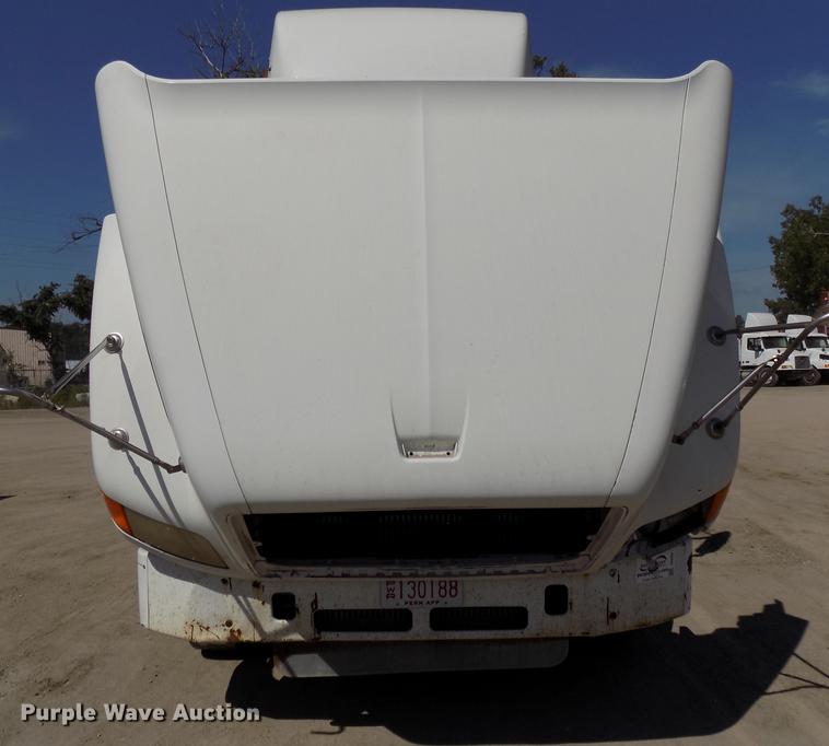 image for item DB8605 2000 Volvo VN semi truck