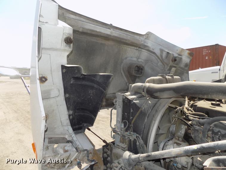 image for item DB8605 2000 Volvo VN semi truck