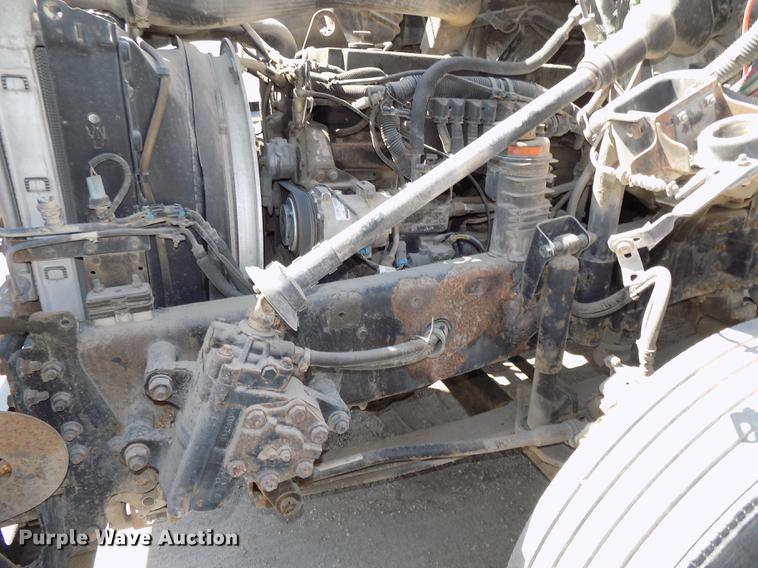 image for item DB8605 2000 Volvo VN semi truck