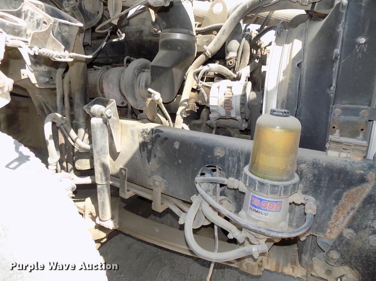 image for item DB8605 2000 Volvo VN semi truck