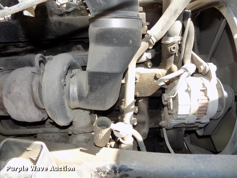 image for item DB8605 2000 Volvo VN semi truck