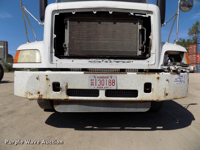 image for item DB8605 2000 Volvo VN semi truck