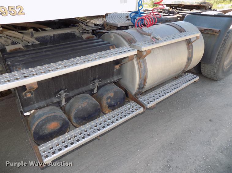 image for item DB8605 2000 Volvo VN semi truck