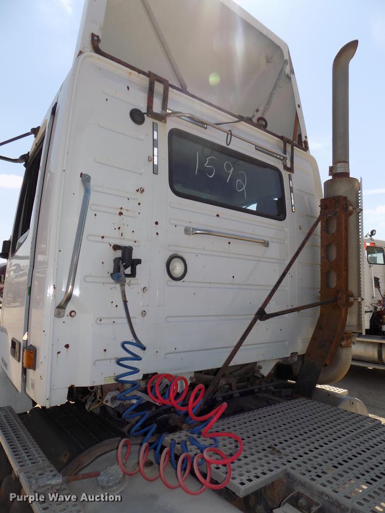 image for item DB8605 2000 Volvo VN semi truck