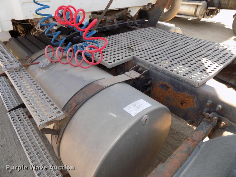 image for item DB8605 2000 Volvo VN semi truck