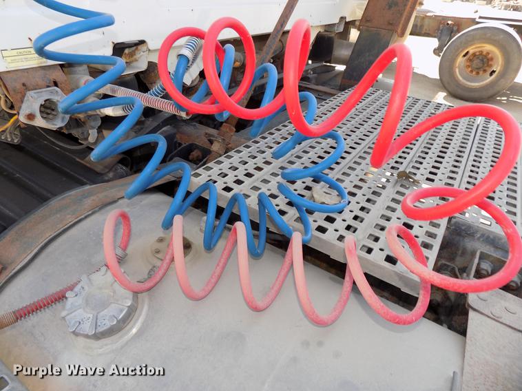 image for item DB8605 2000 Volvo VN semi truck