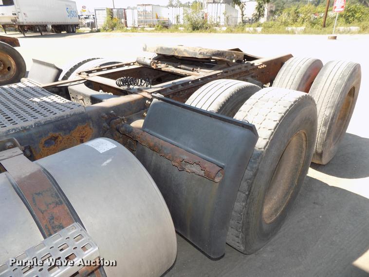 image for item DB8605 2000 Volvo VN semi truck