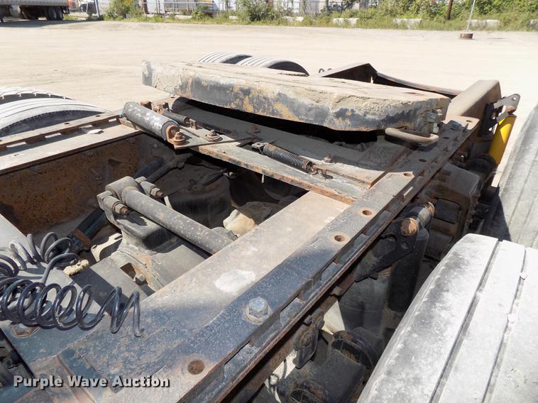 image for item DB8605 2000 Volvo VN semi truck