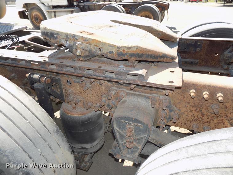 image for item DB8605 2000 Volvo VN semi truck