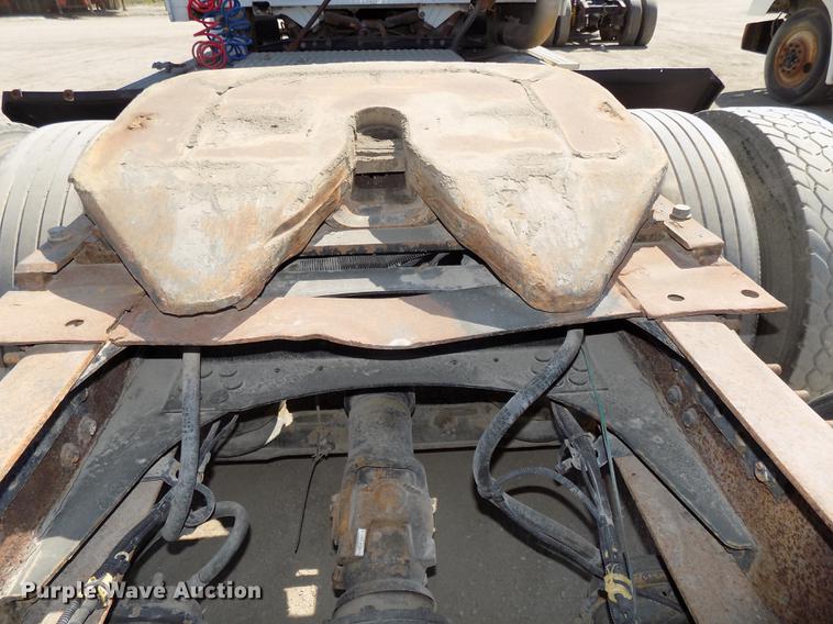 image for item DB8605 2000 Volvo VN semi truck