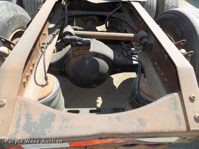 image for item DB8605 2000 Volvo VN semi truck