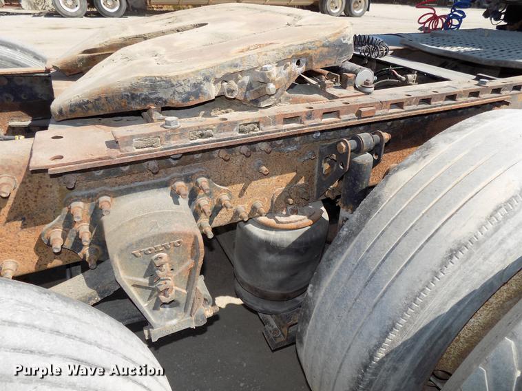 image for item DB8605 2000 Volvo VN semi truck