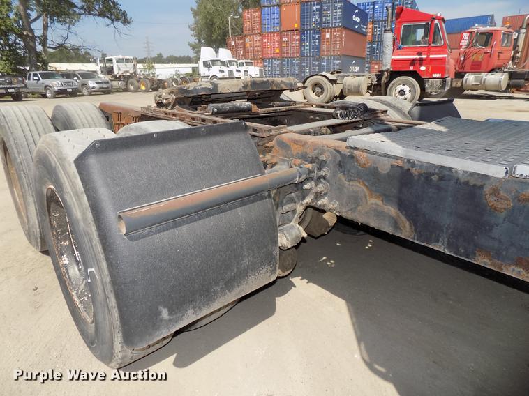 image for item DB8605 2000 Volvo VN semi truck