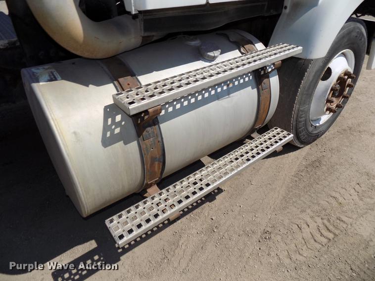 image for item DB8605 2000 Volvo VN semi truck