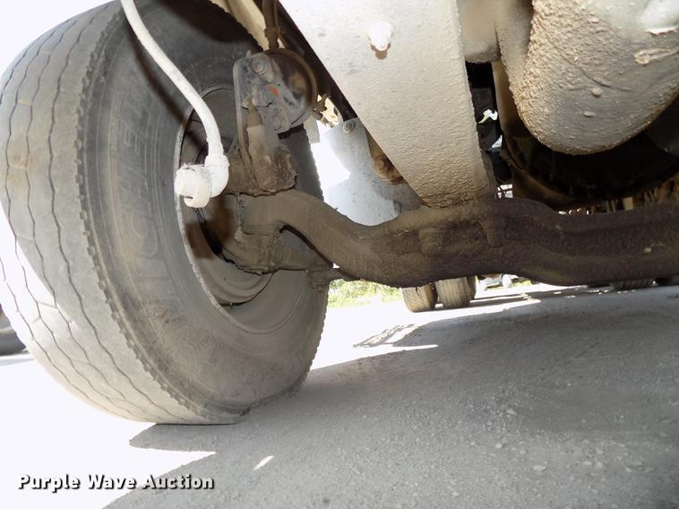 image for item DB8605 2000 Volvo VN semi truck