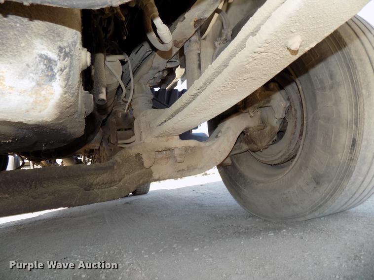 image for item DB8605 2000 Volvo VN semi truck