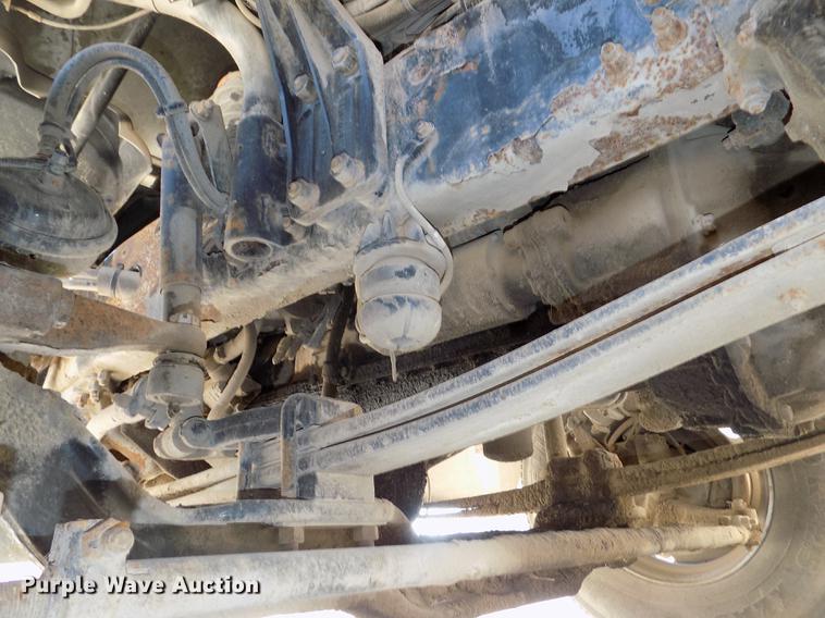 image for item DB8605 2000 Volvo VN semi truck