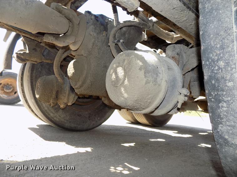 image for item DB8605 2000 Volvo VN semi truck