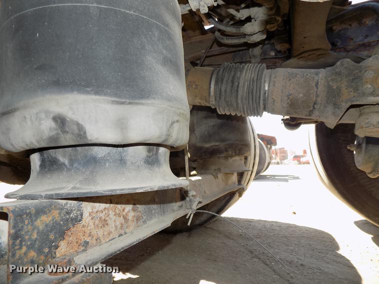 image for item DB8605 2000 Volvo VN semi truck