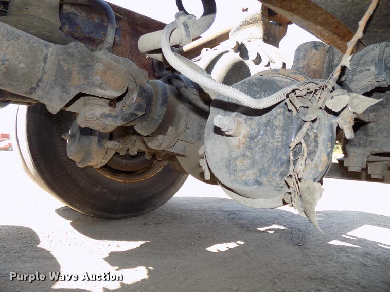 image for item DB8605 2000 Volvo VN semi truck