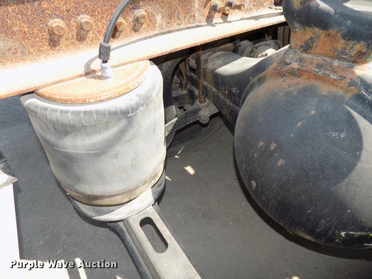 image for item DB8605 2000 Volvo VN semi truck