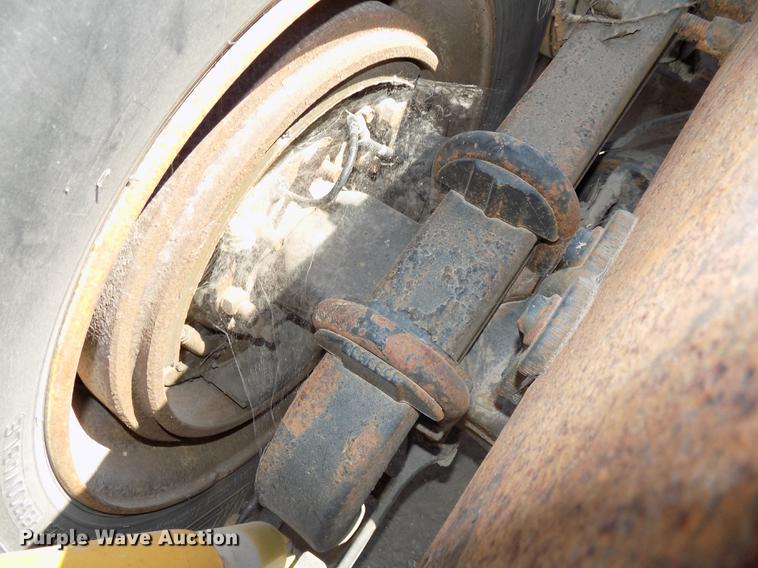 image for item DB8605 2000 Volvo VN semi truck