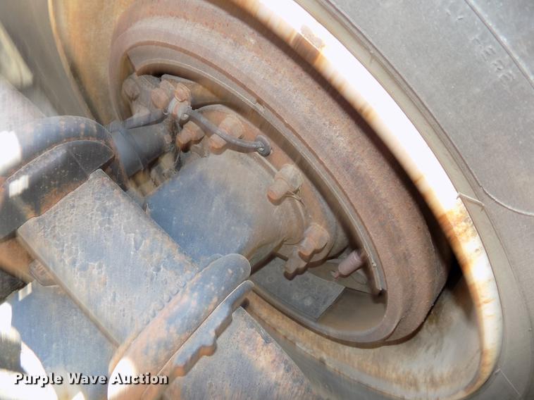 image for item DB8605 2000 Volvo VN semi truck