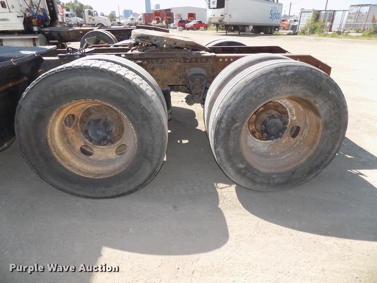 image for item DB8605 2000 Volvo VN semi truck