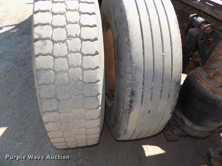 image for item DB8605 2000 Volvo VN semi truck